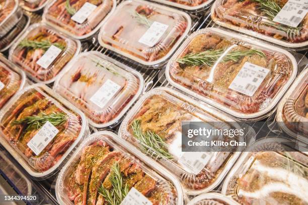 packaged raw lamb chop with seasoning in the supermarket freezer - preparación de alimentos fotografías e imágenes de stock