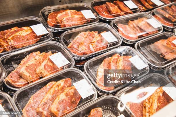 boxes of marinaded beef steak - meat packaging imagens e fotografias de stock