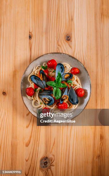 フラットレイシーフードスパゲッティ - aegean food ストックフォトと画像