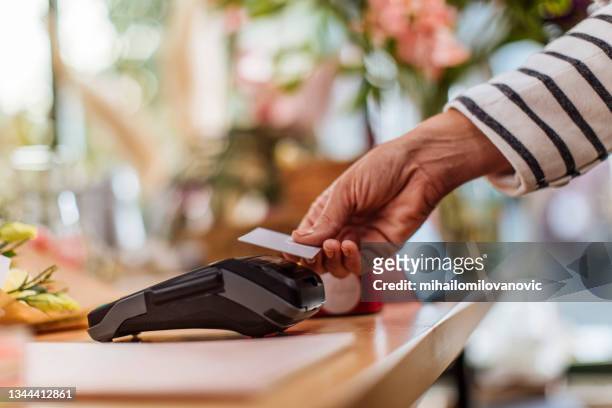a touch of a card is all that is needed - contactless payment stock pictures, royalty-free photos & images