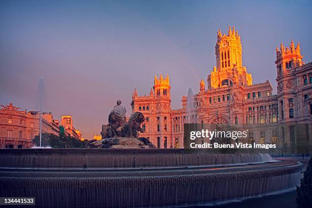 fuente cibeles and palacio de comunicaciones - cibeles stock-fotos und bilder