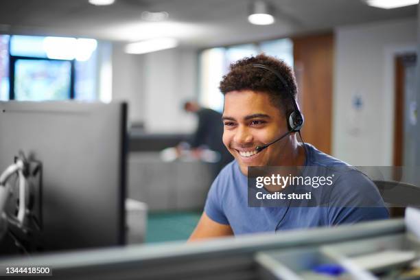 representante del centro de llamadas - blue shirt fotografías e imágenes de stock