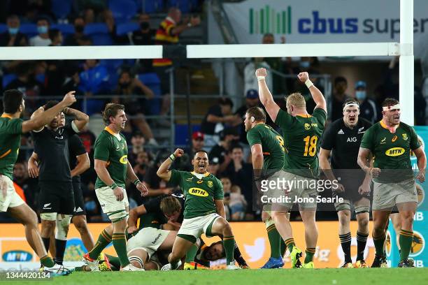 South Africa celebrate winning The Rugby Championship match between the South Africa Springboks and New Zealand All Blacks at Cbus Super Stadium on...