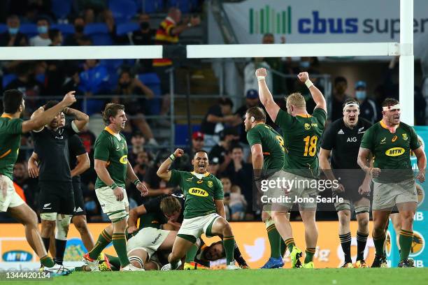 South Africa celebrate winning The Rugby Championship match between the South Africa Springboks and New Zealand All Blacks at Cbus Super Stadium on...