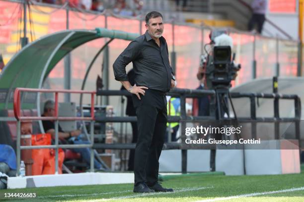 Cristiano Lucarelli head coach of Ternana looks on during the Serie B match between US Cremonese and Ternana at Stadio Giovanni Zini on October 02,...