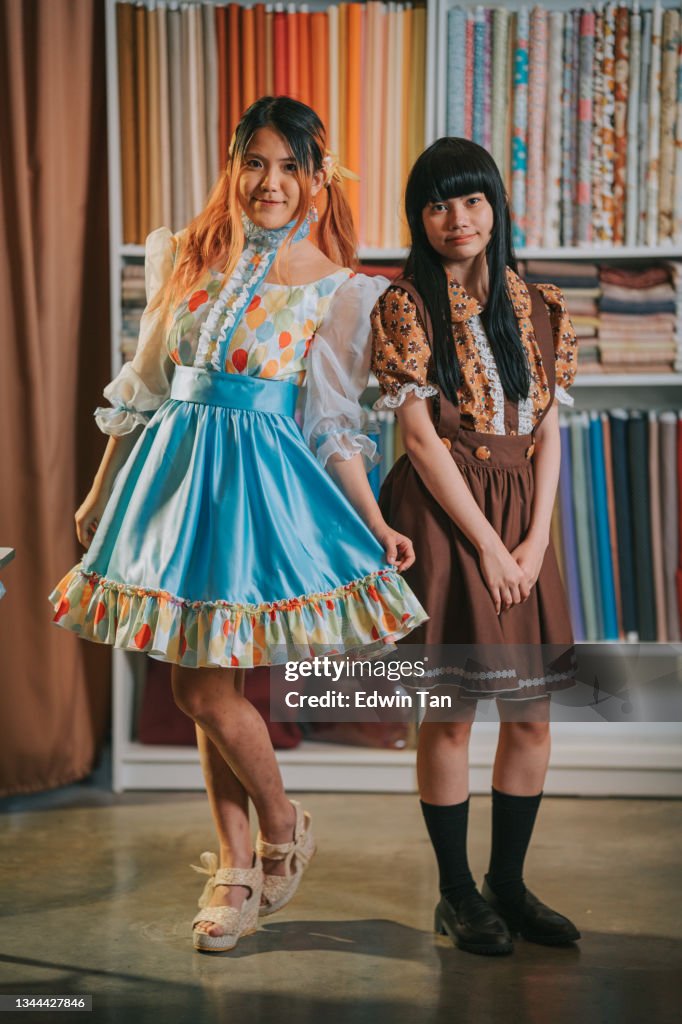 女性の肖像画は、カメラのポーズと笑顔を見て衣料品店でコスプレの衣装とかつらでドレスアップ