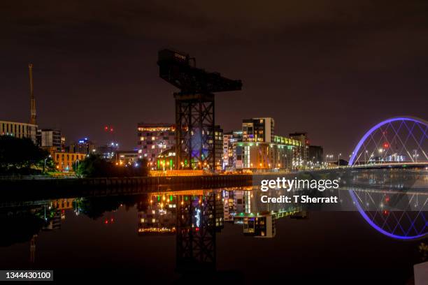 glasgow river clyde at night - finnieston crane stock pictures, royalty-free photos & images