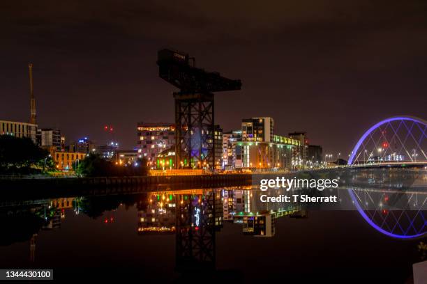 glasgow river clyde at night - glasgow scotland clyde stock pictures, royalty-free photos & images