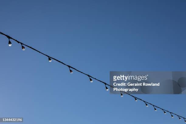 outdoor lightbulbs - lightbulbs in a row stock pictures, royalty-free photos & images