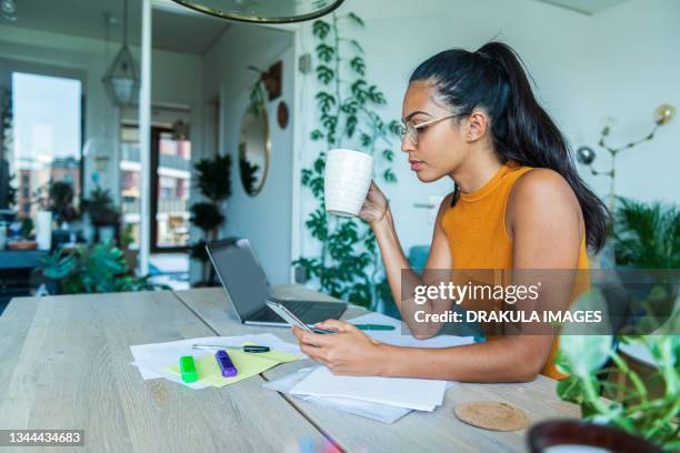 young women working at home stock - home budget stock-fotos und bilder
