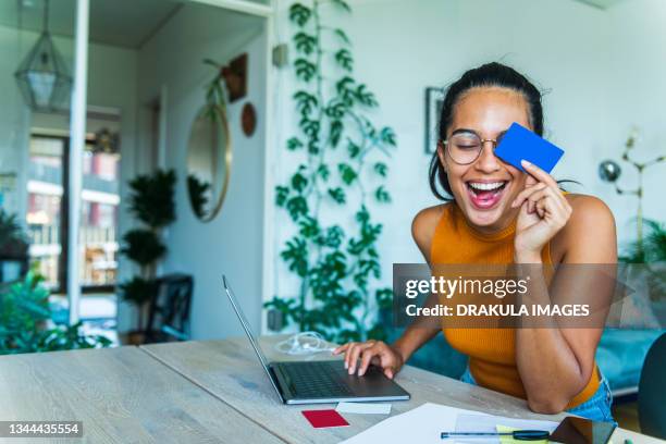 let's book a nice place to rest - shop pay stockfoto's en -beelden