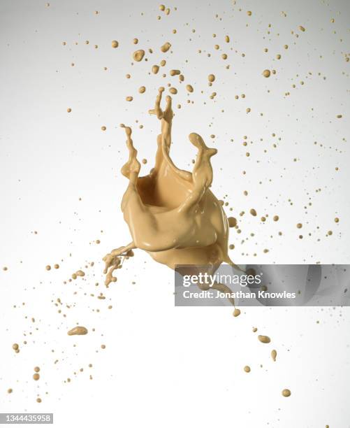 coffee splash - cream splash stockfoto's en -beelden