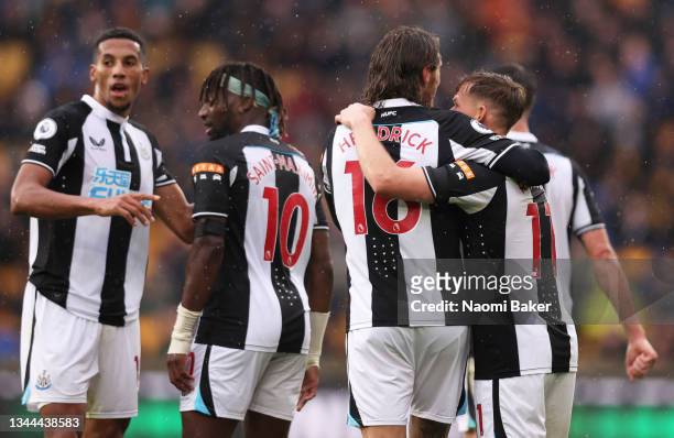 Jeff Hendrick celebrates with Matt Ritchie of Newcastle United after scoring their team's first goal during the Premier League match between...
