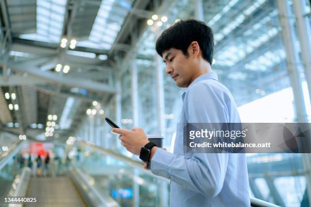 ビジネスマン 空港のゲートまで歩く, ビジネス旅行 - 日本人　空港 ストックフォトと画像