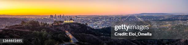 skyline von los angeles bei sunrise panorama und griffith park observatory im vordergrund. kalifornien. usa - hollywood los angeles stock-fotos und bilder