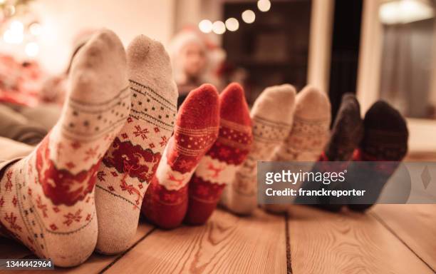 socken zu weihnachten zu hause - feet christmas stock-fotos und bilder