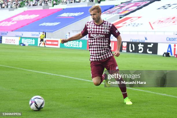 Sergoi Samper of Vissel Kobe in action during the J.League Meiji Yasuda J1 31st Sec. Match between Vissel Kobe and Urawa Red Diamonds at Noevir...