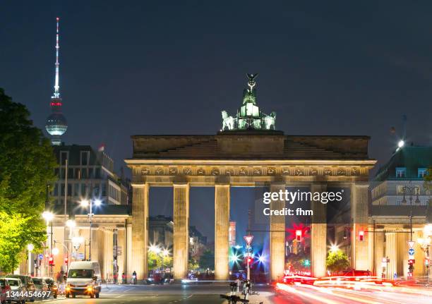 traffic light trails at brandenburger tor (brandenburg gate) - pariser platz stock pictures, royalty-free photos & images