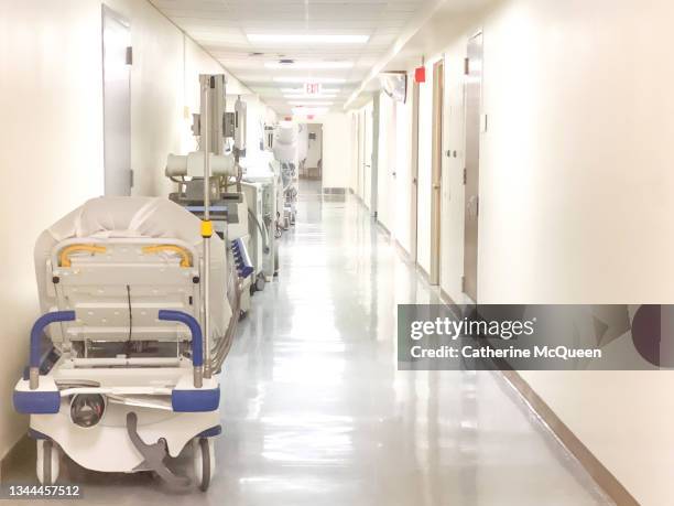 hospital hallway corridor lined with medical equipment - medicaid - fotografias e filmes do acervo