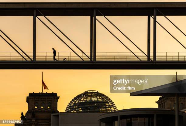 berlin government district at sunset (germany) - german flag wallpaper stock-fotos und bilder