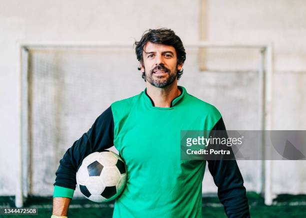 retrato de um jogador de futebol masculino em campo interno - goalkeeper - fotografias e filmes do acervo