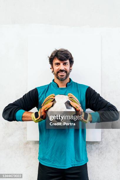 retrato de un portero masculino con balón de fútbol - goalie fotografías e imágenes de stock