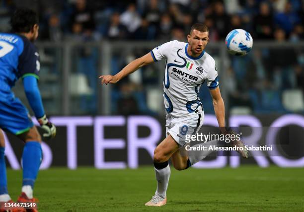 Edin Dzeko of FC Internazionale scores their team's first goal during the Serie A match between US Sassuolo v FC Internazionale at Mapei Stadium -...