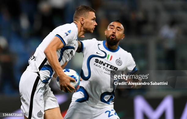 Edin Dzeko of FC Internazionale celebrates after scoring their team's first goal during the Serie A match between US Sassuolo v FC Internazionale at...