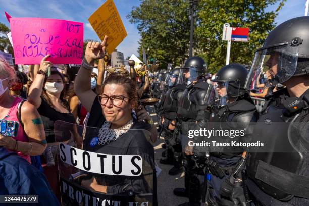 Female Riot Police Riot Gear Washington Photos and Premium High Res Pictures - Getty Images
