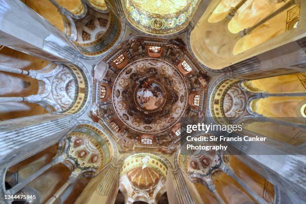 octagonal dome with frescos and mosaics in san vitale basilica in ravenna, italy - basilica of san vitale stock-fotos und bilder