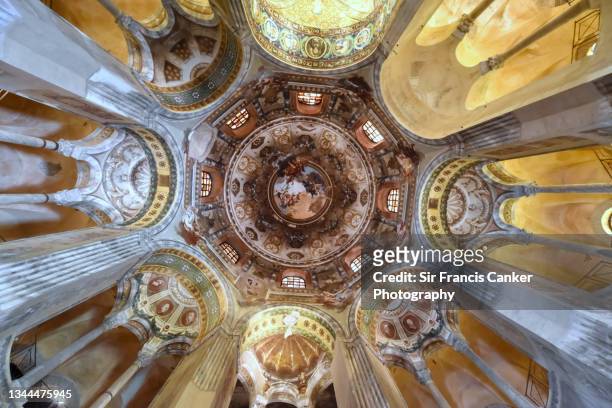 octagonal dome with frescos and mosaics in san vitale basilica in ravenna, italy - basilica of san vitale fotografías e imágenes de stock