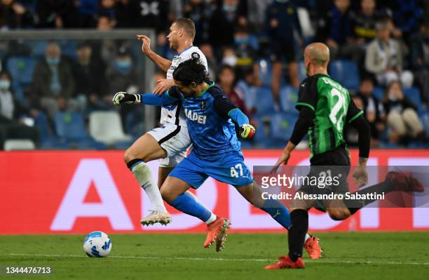 Andrea Consigli of US Sassuolo fouls Edin Dzeko of FC Internazionale to concede a penalty during the Serie A match between US Sassuolo v FC...