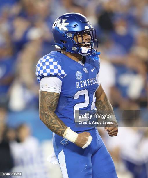 Chris Rodriguez Jr of the Kentucky Wildcats celebrates as time runs out in the 20-13 win against the Florida Gators at Kroger Field on October 02,...