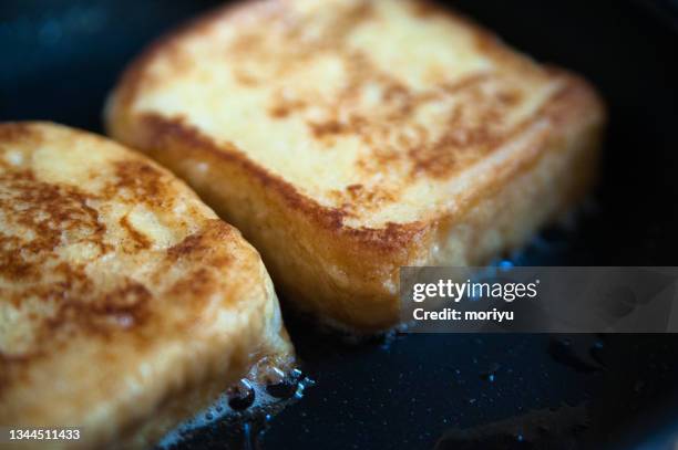 cooking french toast - french toast stock-fotos und bilder