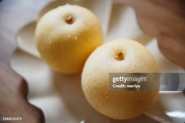 the nijisseiki pear - aziatische peer stockfoto's en -beelden