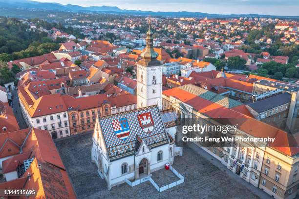 st. mark's church, upper town, zagreb, croatia - brüsseler oberstadt stock-fotos und bilder