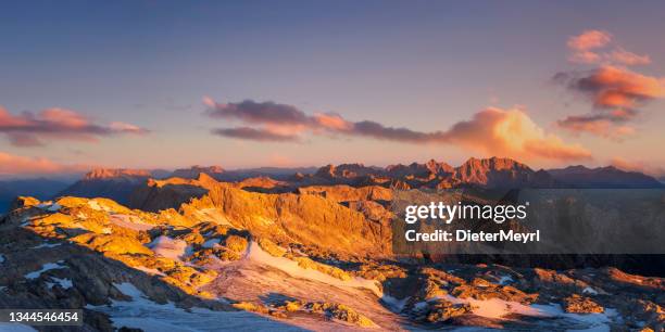 sonnenaufgang in den alpen mit watzmann im hintergrund - alpenglow stock-fotos und bilder