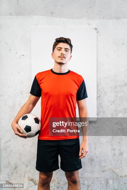 soccer player inside a soccer court - red sports jersey stock pictures, royalty-free photos & images