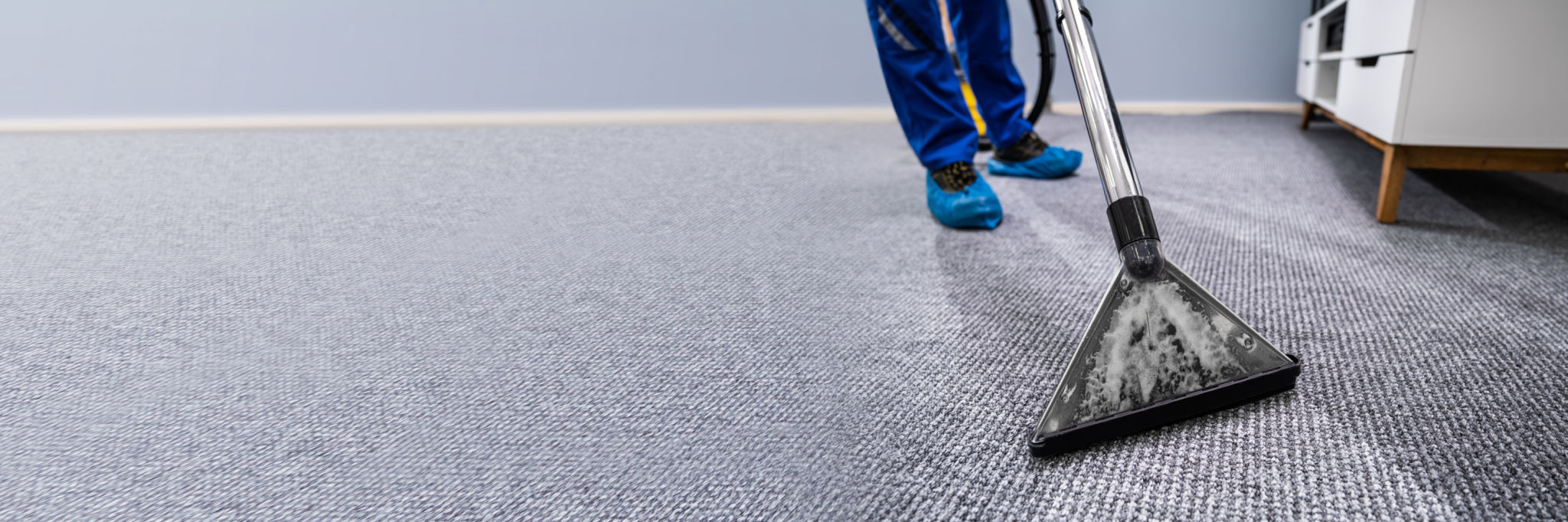carpet cleaner worker