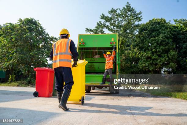 Garbage Compartus Garbage Trucks In Action Fotografías e imágenes de stock - Getty Images