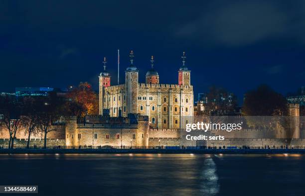 tower of london at night, uk - tower of london stock pictures, royalty-free photos & images
