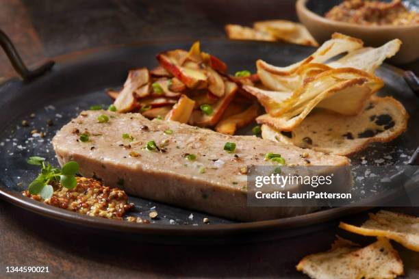presse à porc fumé avec champignons de homard marinés - terrine photos et images de collection