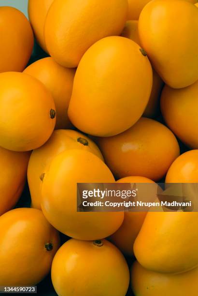 yellow alphonso mangoes - mango juice stockfoto's en -beelden