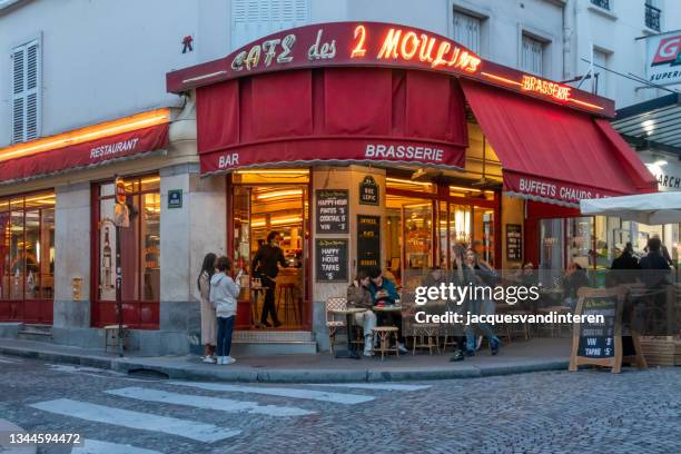 café des deux moulins in montmartre, paris, france - french cafe bildbanksfoton och bilder