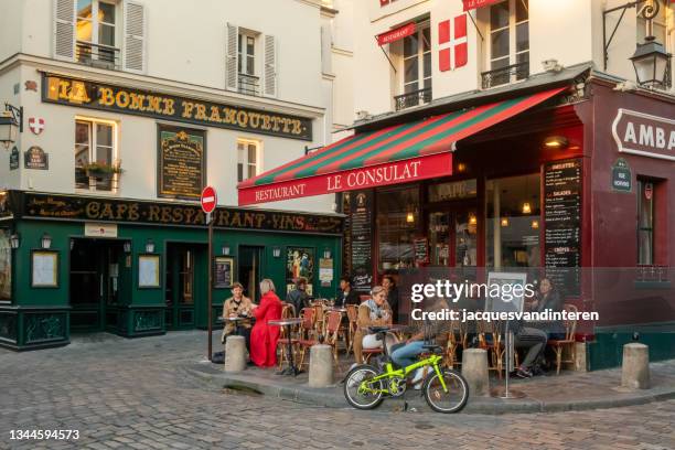 the famous café le consulat in montmartre, paris, late afternoon. people sit on the terrace in the afternoon sun. - french cafe bildbanksfoton och bilder