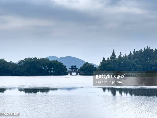 scenery of west lake in hangzhou, china - west lake hangzhou stock pictures, royalty-free photos & images