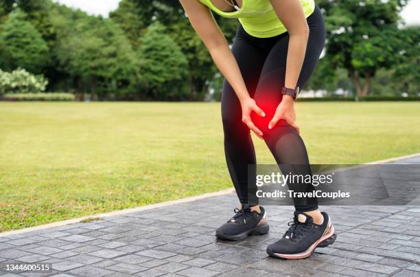 knee pain. sport injury, women has knee pain during outdoor exercise. sports running knee injury in women runner. - inflammation stock pictures, royalty-free photos & images