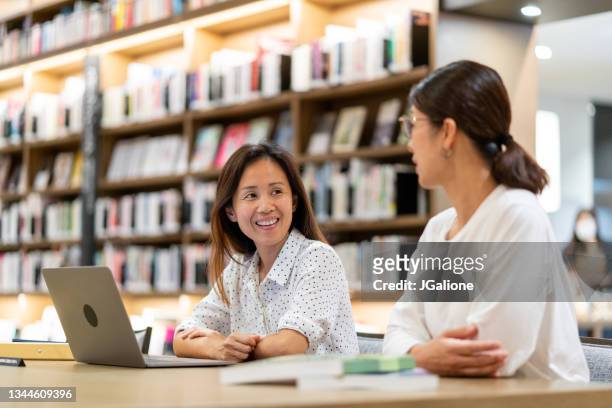 図書館で一緒に勉強している2人の成人女性 - 美大生　日本 ストックフォトと画像