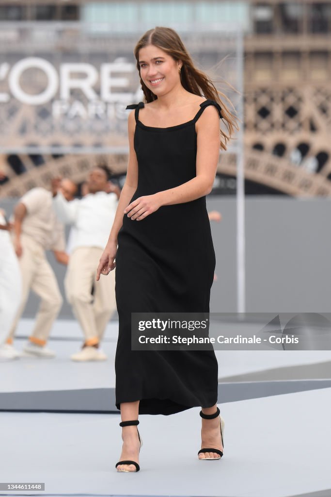 "Le Defile L'Oreal Paris 2021" : Runway - Paris Fashion Week - Womenswear Spring Summer 2022