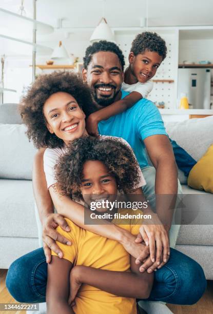 family portrait - afro-amerikaanse etniciteit stockfoto's en -beelden